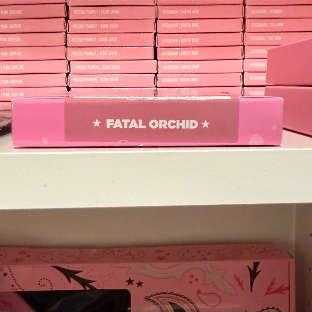 JEFFREE STAR Fatal Orchid (lilac) Skin Frost Blush Highlighter